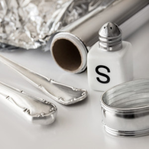 Silber reinigen - Alufolie und Salz
