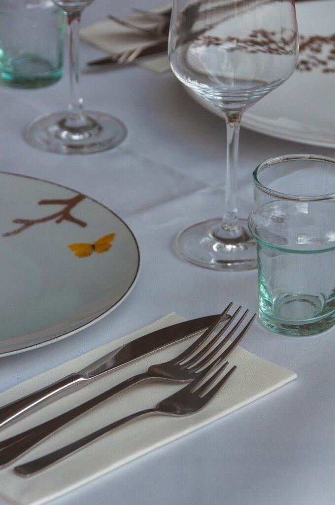 Besteck richtig hinlegen – Perfekte Tischmanieren für ein elegantes DinnerBesteck auf besteckkasten-besteckset.de